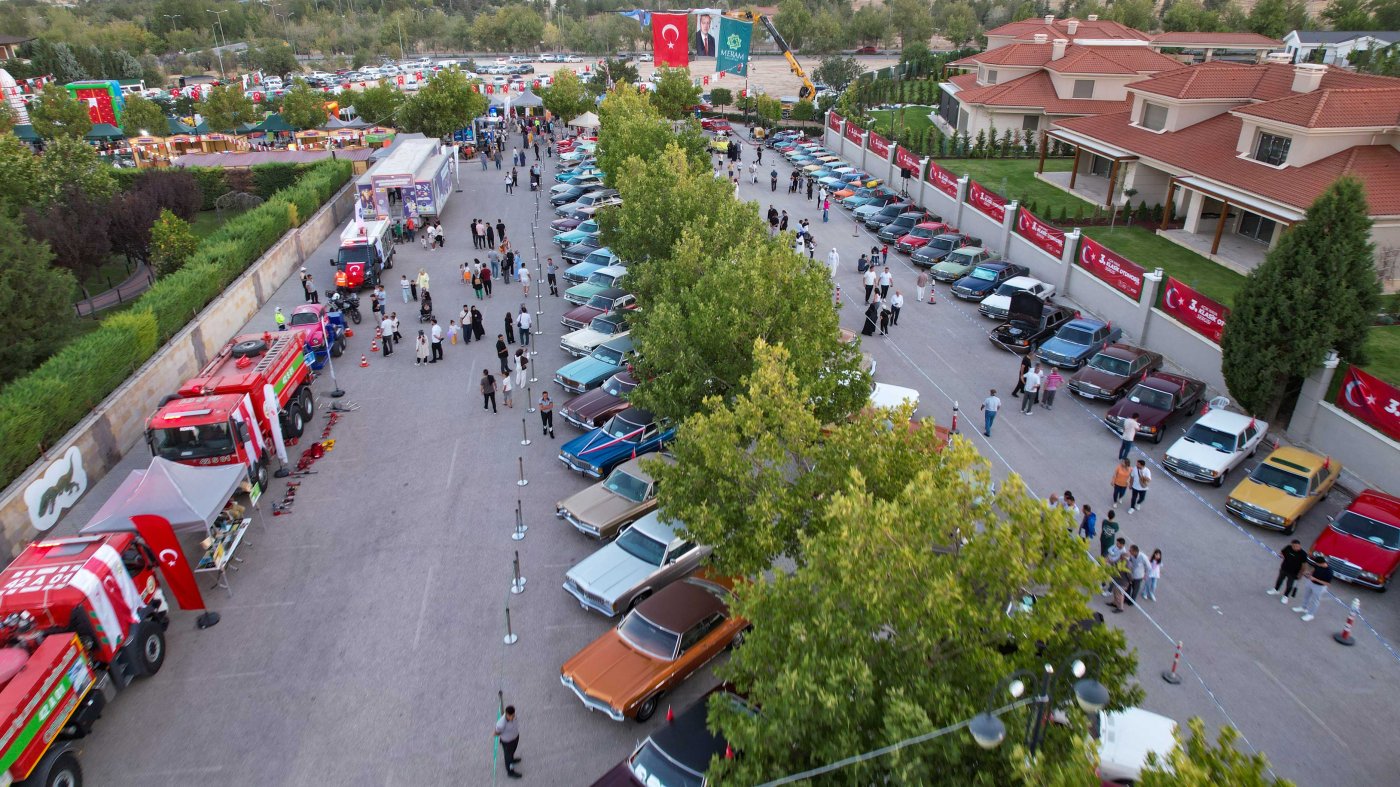 MERAM’IN KLASİĞİ: ‘KLASİK OTOMOBİL SERGİSİ’ 