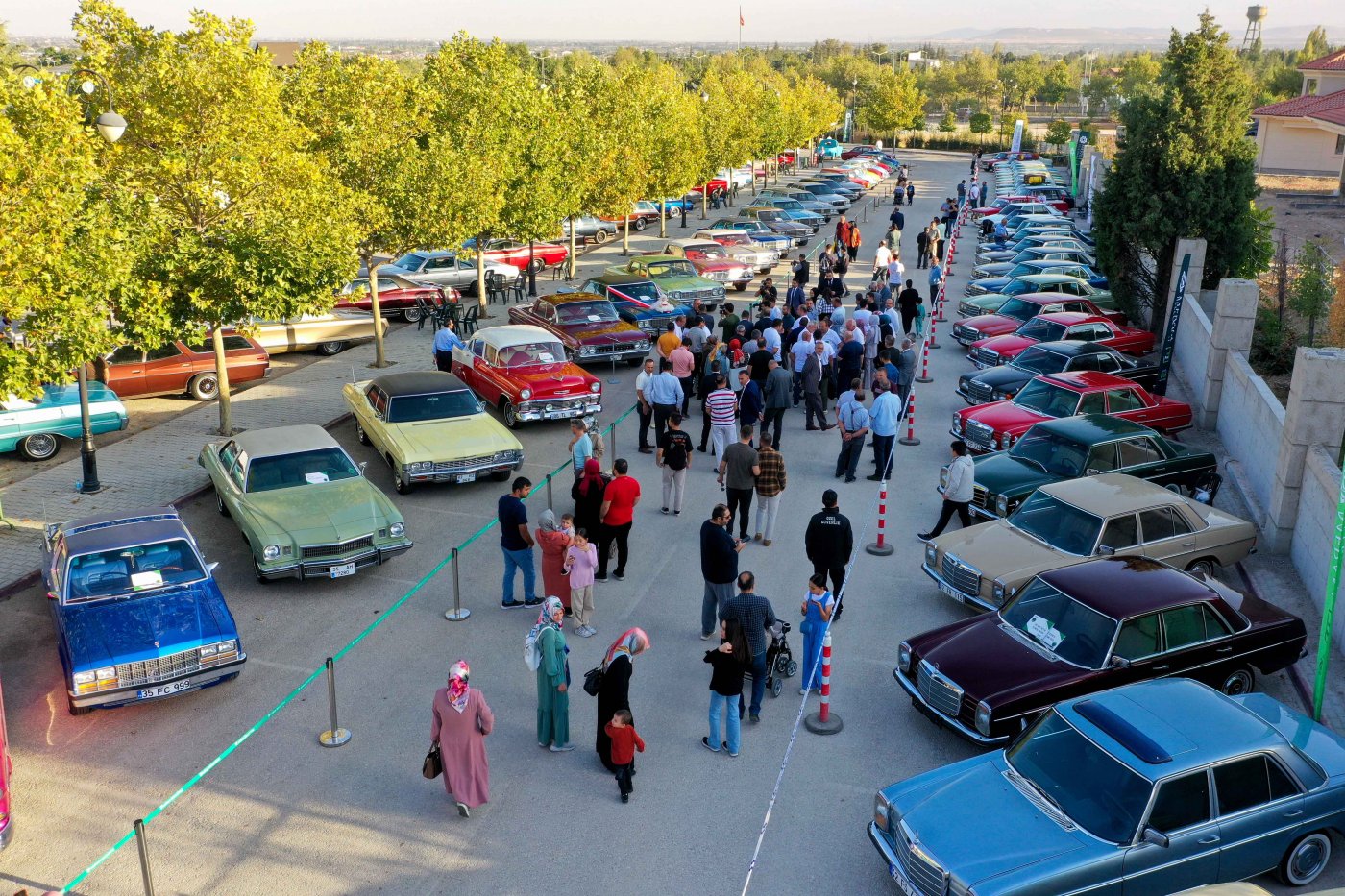KLASİK OTOMOBİLLER TUTKUNLARINI MERAM’DA BEKLİYOR 
