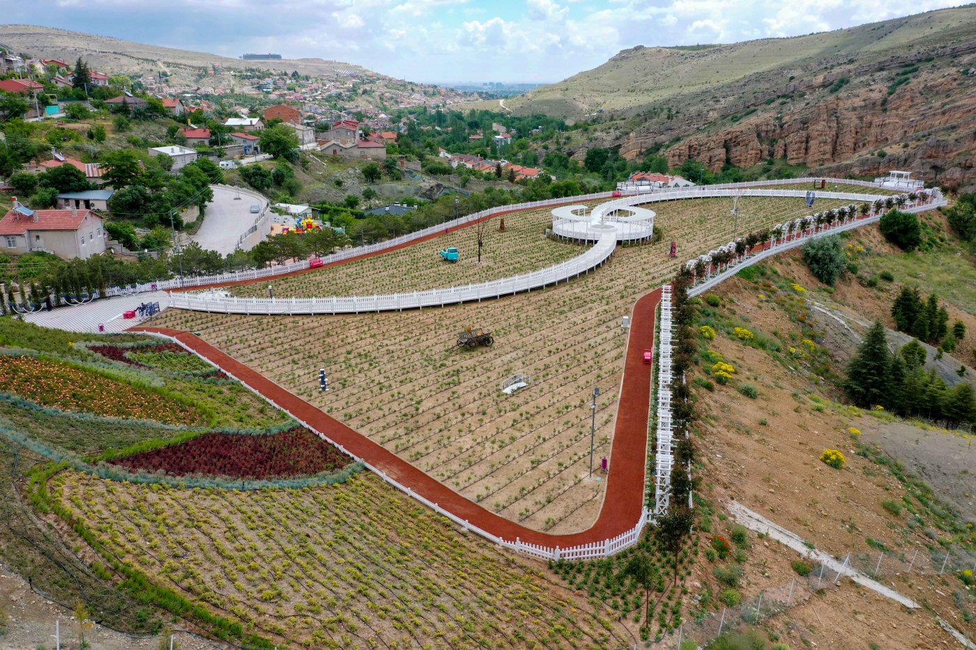 MERAM LAVANTA BAHÇESİ ZİYARETÇİLERİNİ AĞIRLAMAK İÇİN GÜN SAYIYOR 