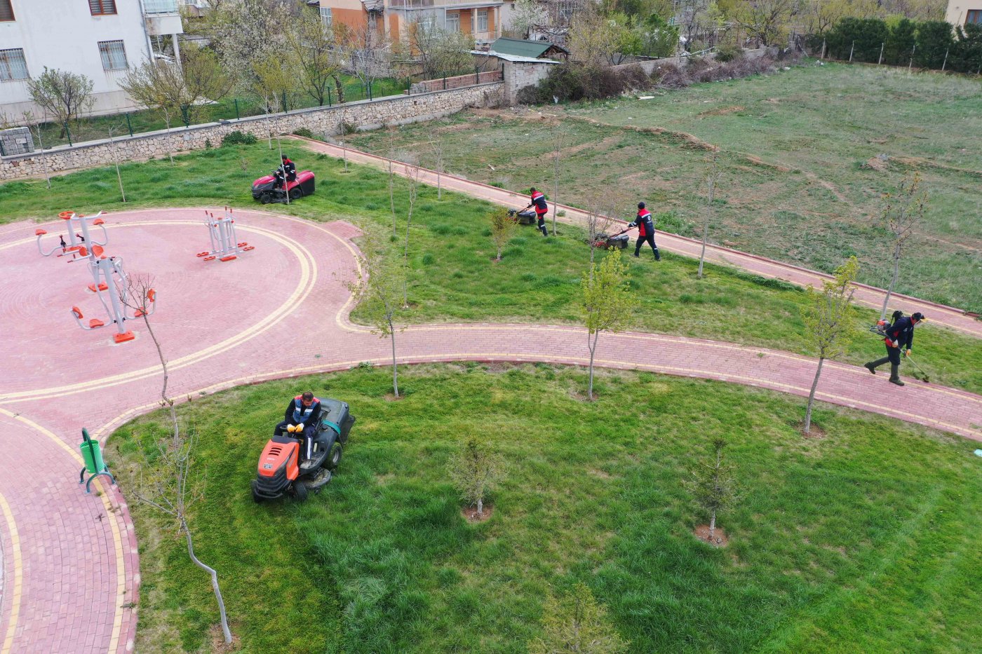 MERAM’IN PARK VE BAHÇELERİNE BAHAR DOKUNUŞU