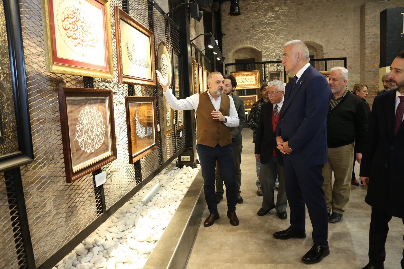 BAKAN ERSOY, TANTAVİ’DE HAT SERGİSİNİ ZİYARET ETTİ