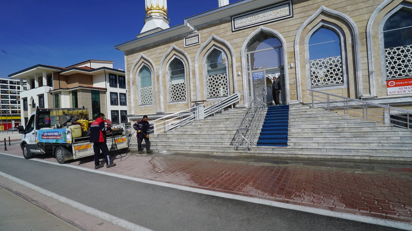 MERAM BELEDİYESİ’NDEN RAMAZAN ÖNCESİ  CAMİ BAHÇELERİNDE TEMİZLİK SEFERBERLİĞİ